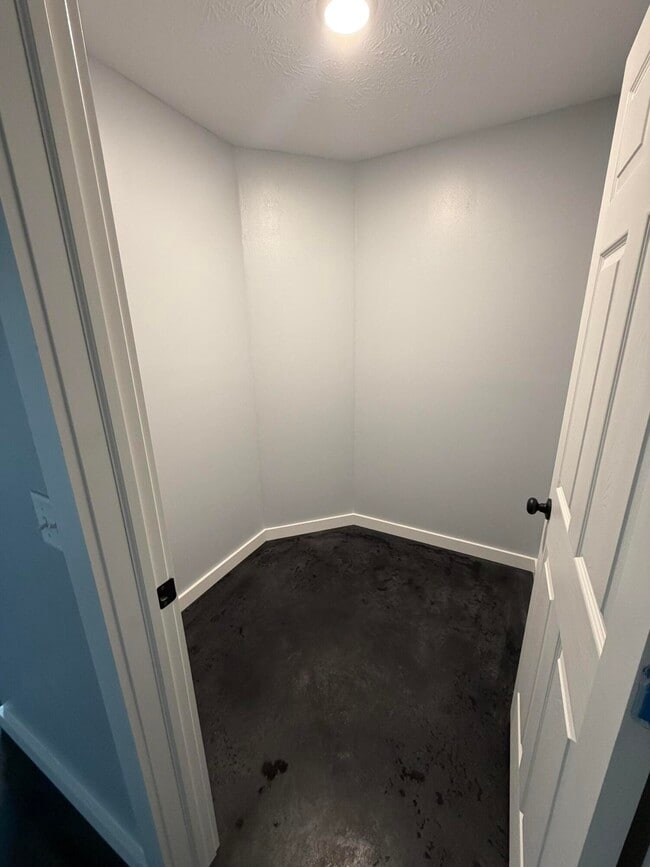 Building Photo - 301 W Sunrise St