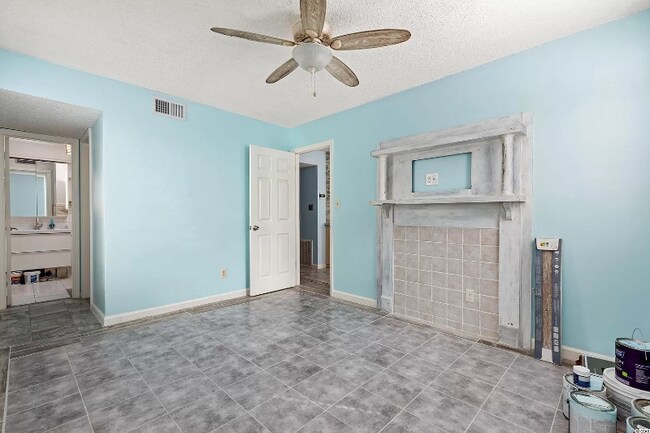 Building Photo - 2005 Greens Blvd