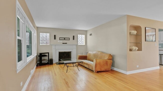 Building Photo - 8918 Parkside Ave