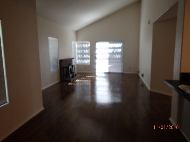 Building Photo - 4 Bedroom, 2.5 Bath House w/2 Garages on 1...