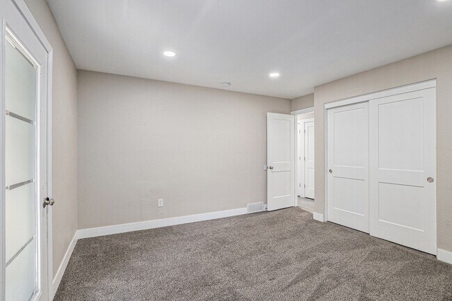 Building Photo - Hale neighborhood duplex w/large patio for...