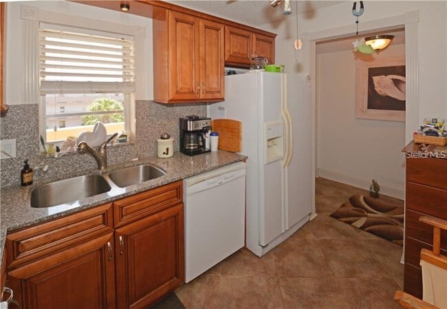 Building Photo - 7420 Bay Island Dr S