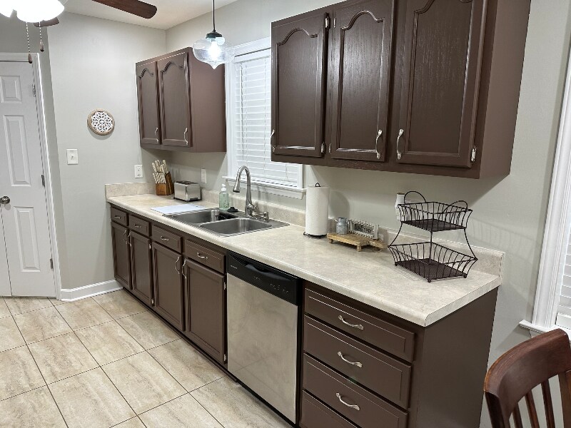 Building Photo - 1642 Thompson Dr