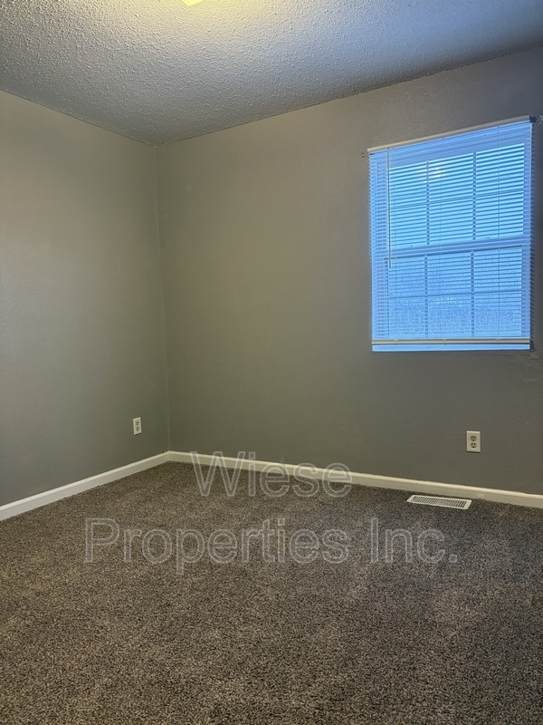 Building Photo - 1113 Grooms