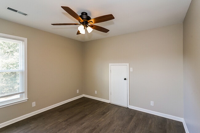 Building Photo - Inviting 3-Bedroom Home with Sunroom