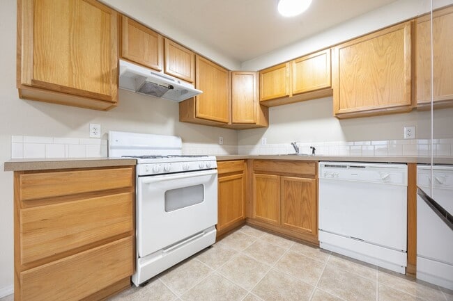 Building Photo - Spacious 5 bed/2 bath in SE Portland