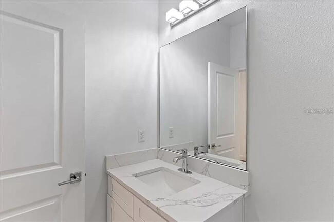 Building Photo - 2717 Alamo Dr