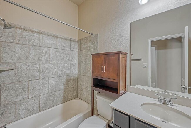 Building Photo - 2603 Longlake Dr
