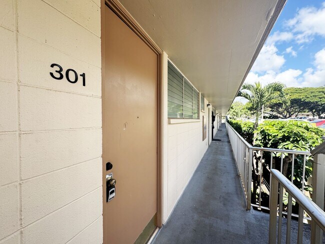 Building Photo - 95-055 Waikalani Dr