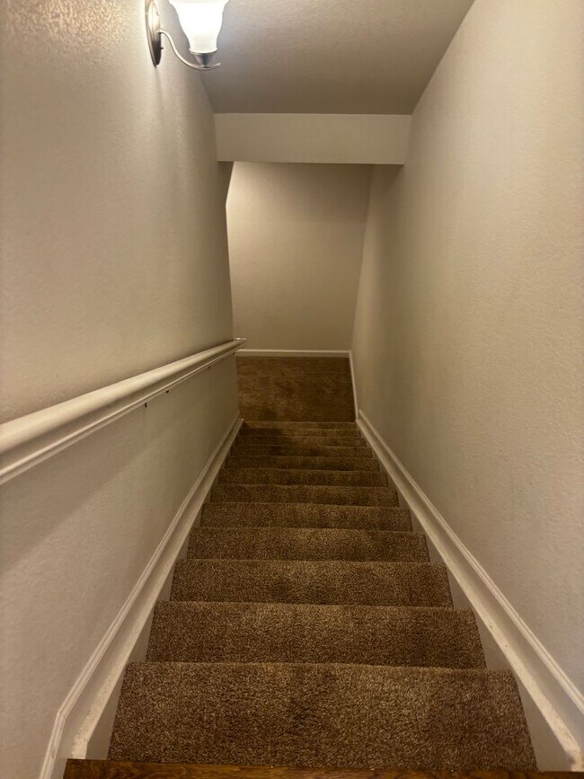Building Photo - Available now 3bd 3.5 ba .Town home for rent located near Buckley AFB between Smokey hill and Qui...