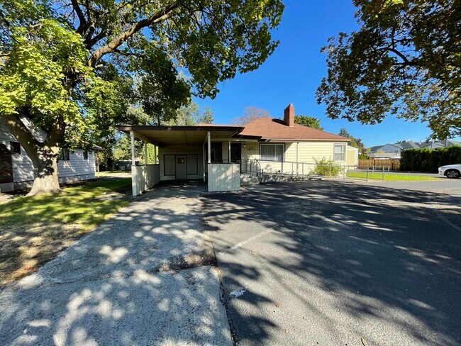 Primary Photo - 8921 E Broadway Ave