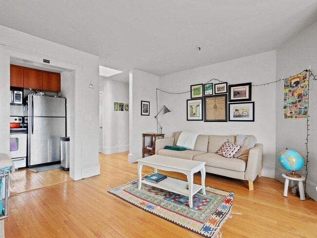 Building Photo - Amazing 3 bed 1 bath in the South End.... Sept 1st move in