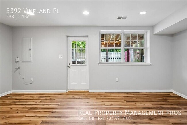 Building Photo - 3392 Vineland Pl