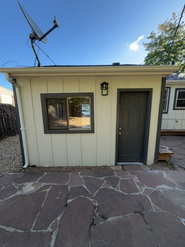 Building Photo - Beautifully Updated 3 Bedroom 2 Bath Home ...