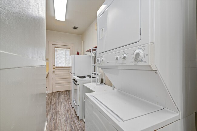 Building Photo - 401 W Clay St