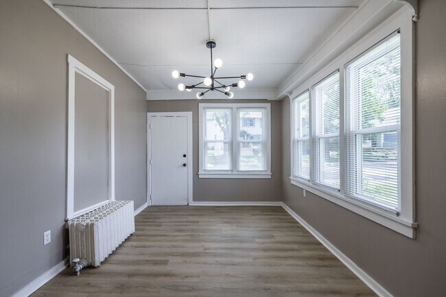 Building Photo - 5 Bedroom 2.5 Bath Midtown Home