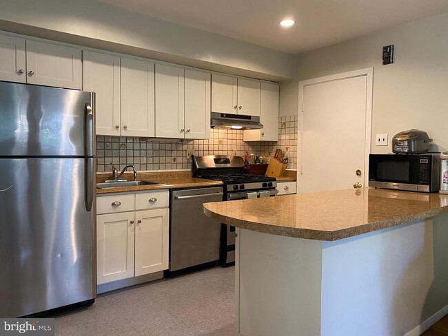Building Photo - 305 Nassau St