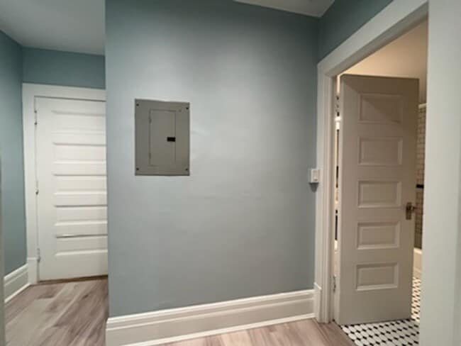 Building Photo - Spacious First Hill condo in the historic ...