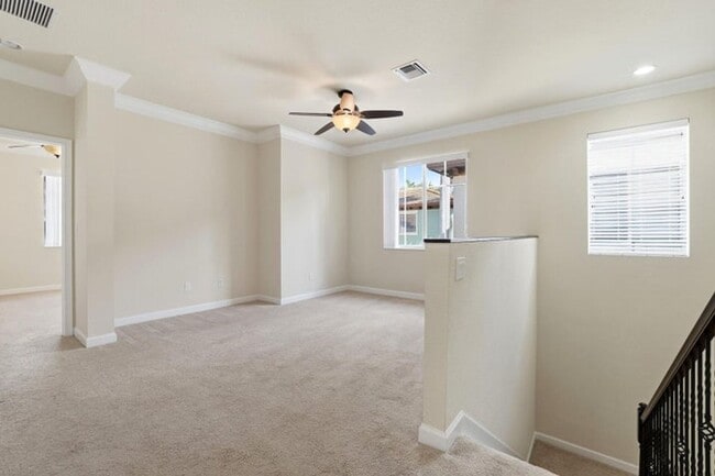 Building Photo - 148 NW Emerson Pl