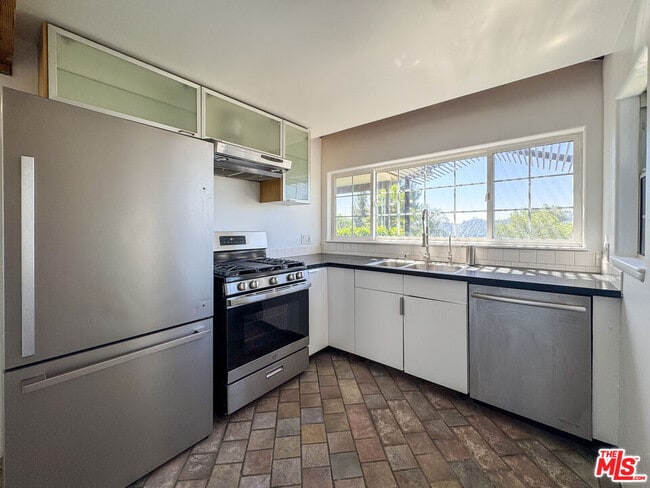 Building Photo - 3050 Knob Dr