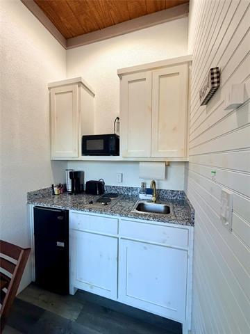 Building Photo - 925 Honeysuckle Ln