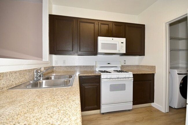 Building Photo - Charming 1 Bedroom Condo on 2nd Floor Next To Durango Casino