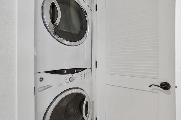 Building Photo - 1463 Ormsby Dr