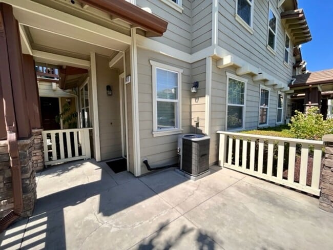 Building Photo - Beautiful 3BD/3BA, Two-Story Corner Unit C...