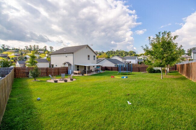 Building Photo - Beautiful 3 Bed/2.5 Bath Home with garage in Jonesborough
