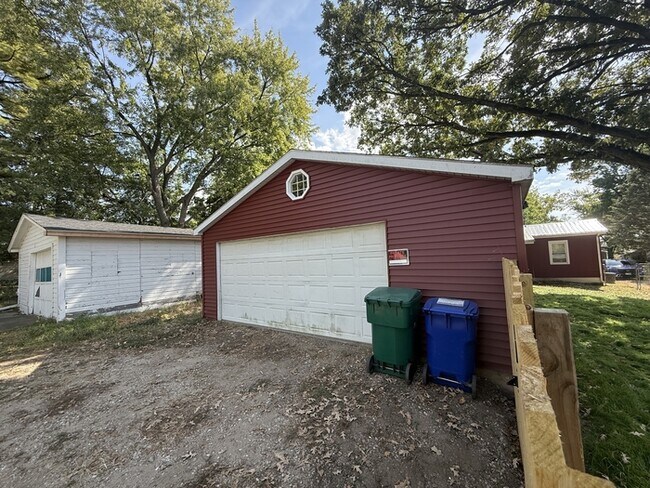 Building Photo - Remodeled Home in Peoria Heights