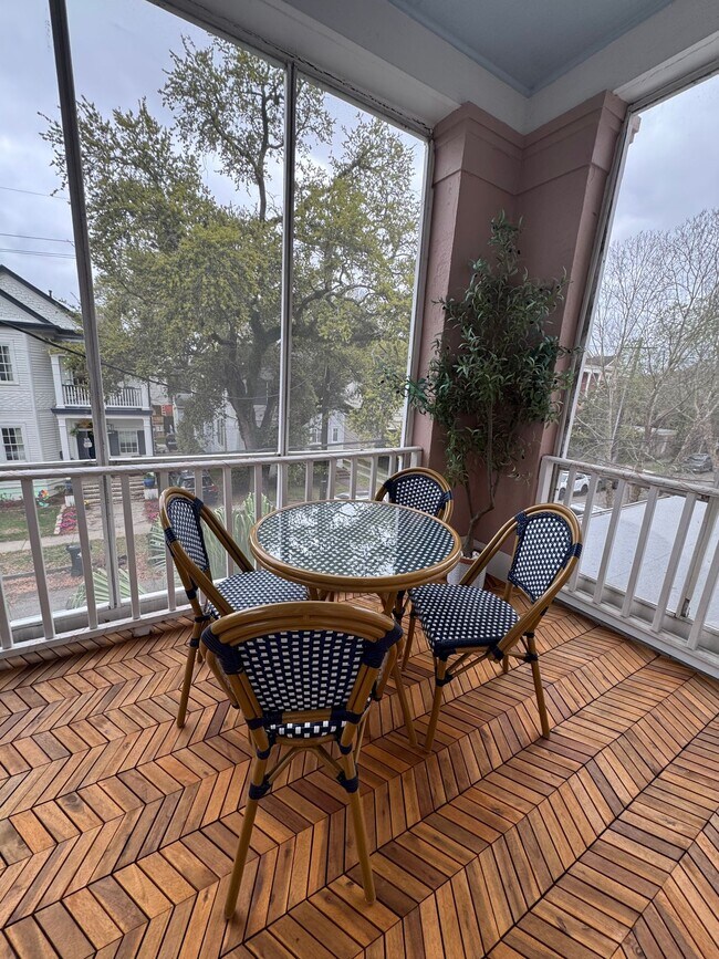 Building Photo - Spacious 4bed/ 3bath home located in the heart of Uptown - Partially furnished ***