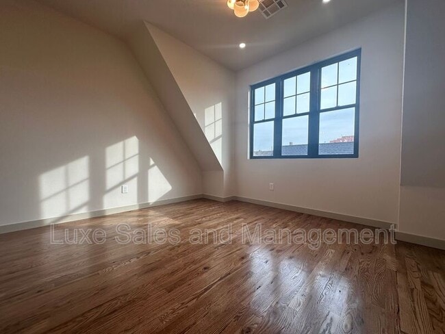 Building Photo - 911 NE 16th St