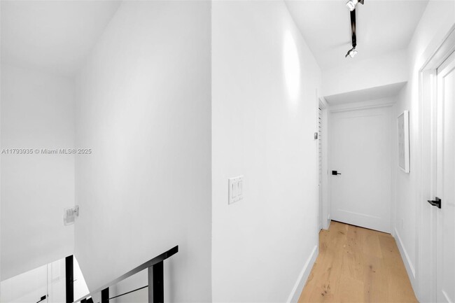 Building Photo - 830 Raymond St