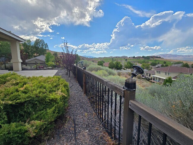 Building Photo - Beautiful single story home with over 1600...