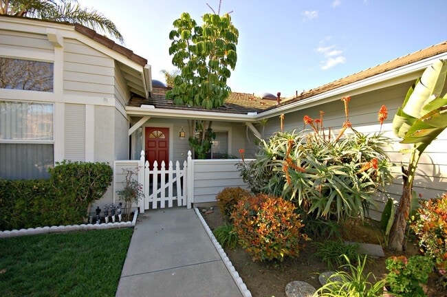 Building Photo - Spacious 4BR/2.5BA Single Level Home in Oc...