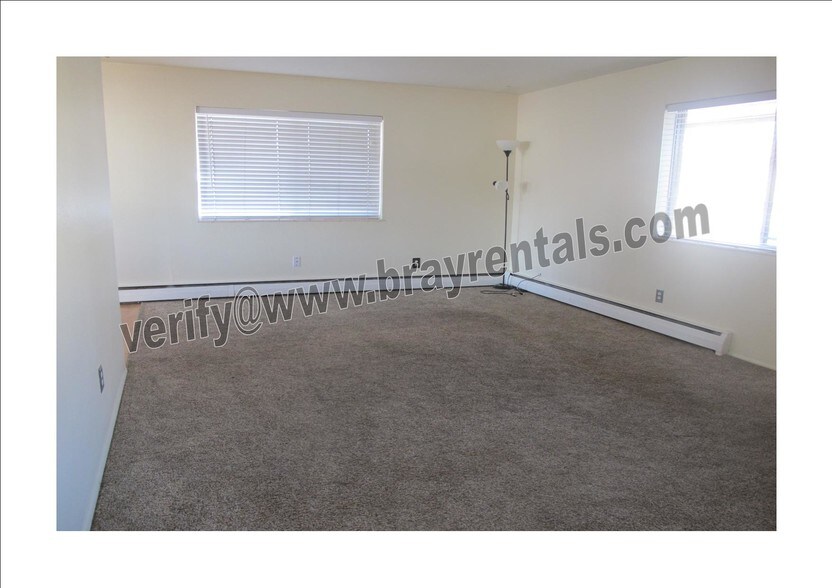 Primary Photo - 1447 Kennedy Ave