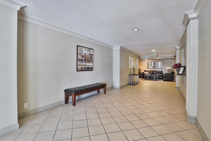 Building Photo - 222 N Rose St