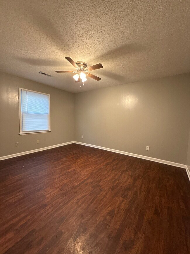 Building Photo - "Spacious 2-Bed, 2-Bath Haven on Bonnell Drive – Comfort and Convenience in Huntsville!"