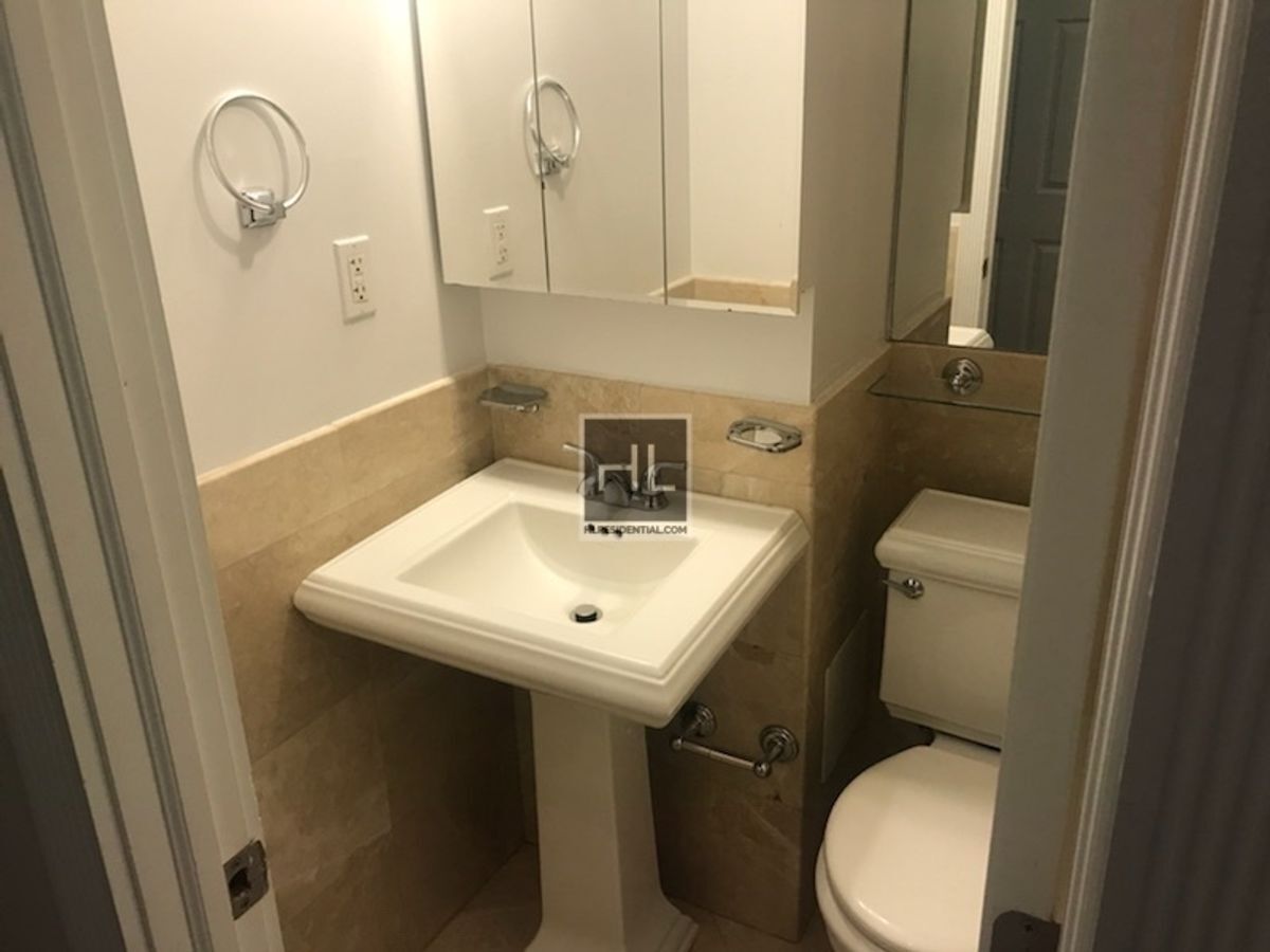 Building Photo - 1ST AVE.