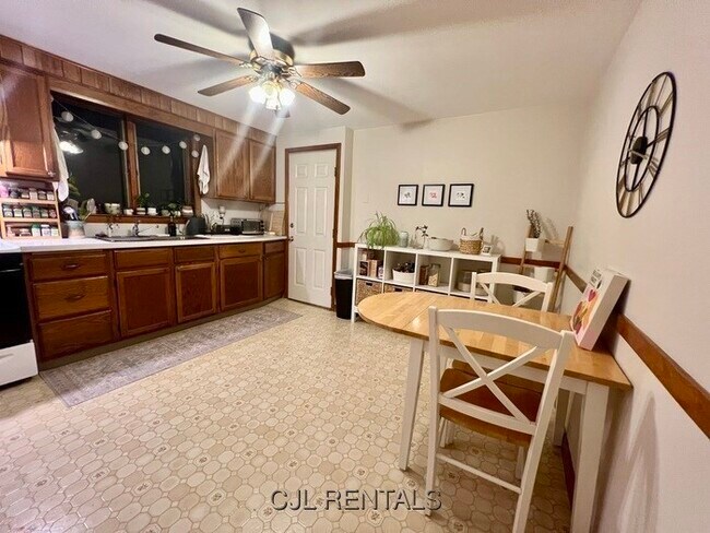 Building Photo - 33 Evans St