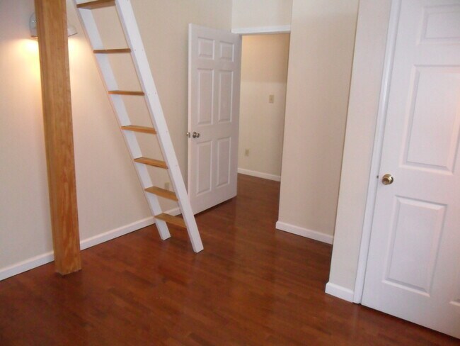Building Photo - 319 American Ave