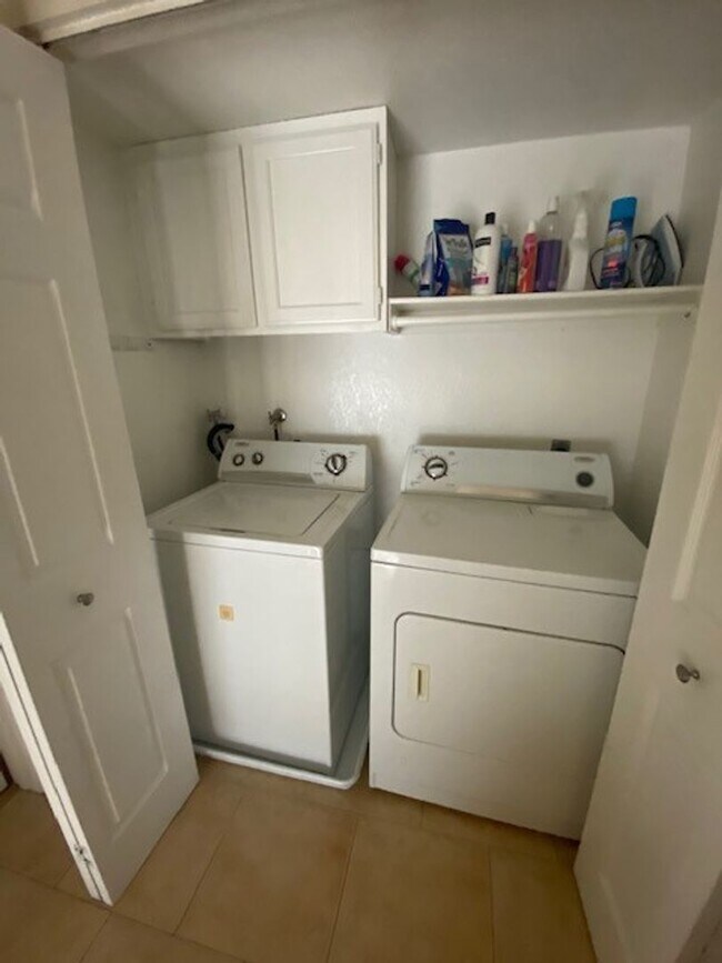 Building Photo - Stylish 2-Bed Townhome with Loft & Dual Pr...
