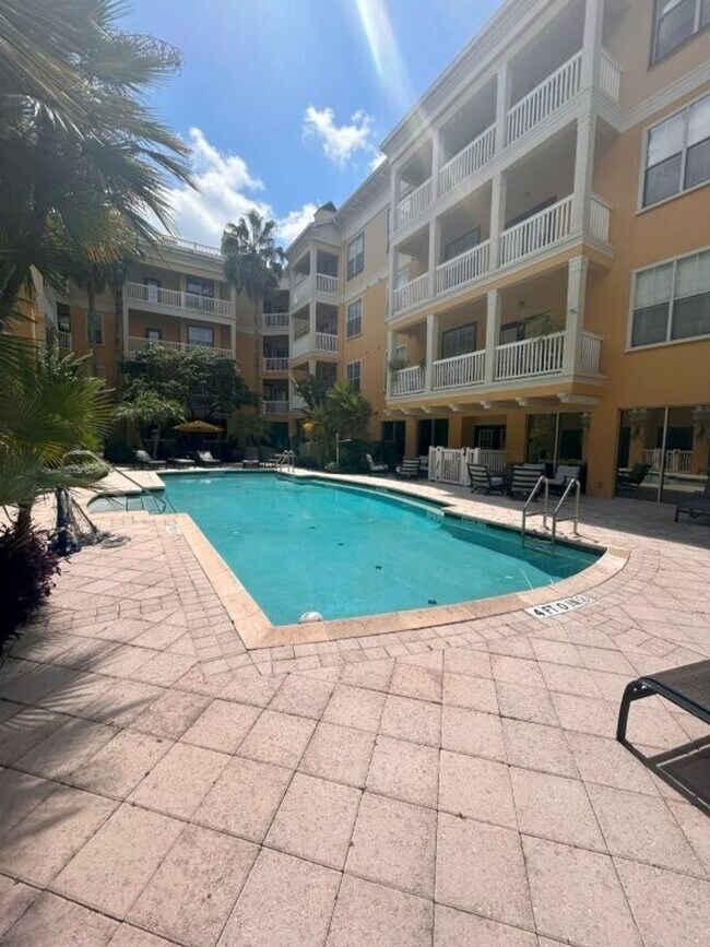 Building Photo - Beautiful Condo in the heart of Downtown O...