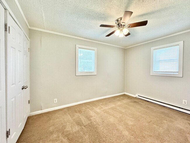 Building Photo - 2 BR House w/ Fenced Yard