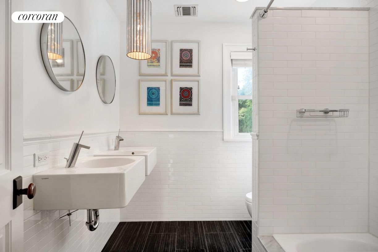 Building Photo - 255 N Main St