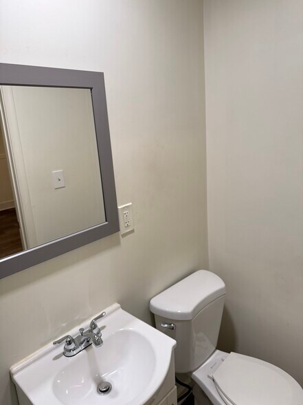 Building Photo - 821 Mt Vernon Ave