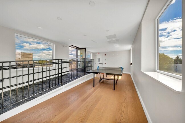 Building Photo - 932 Broadway