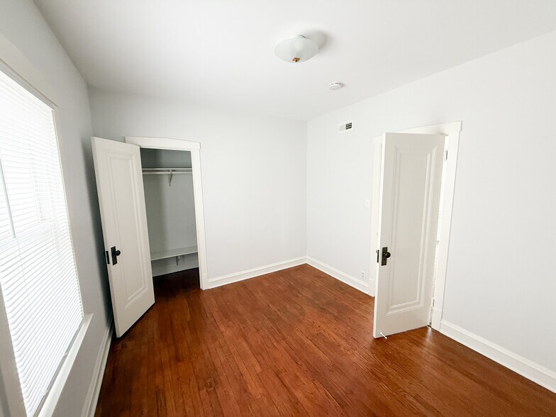Primary Bedroom - 5043 W Argyle St