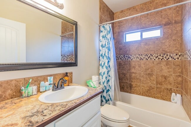 Building Photo - Beautiful 3 Bed 2 Bath Home