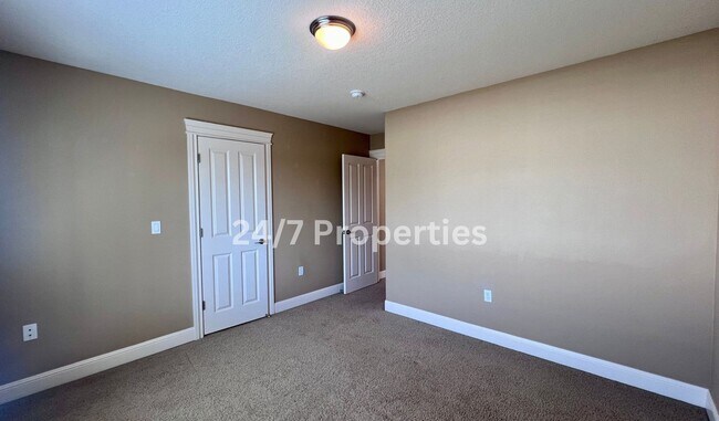 Building Photo - Large 4BD I 2.5BA Home - West Linn!